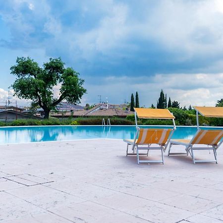 Oleandro Apartment - Featuring A Private Garden And Access To 5 Pools Дезенцано-дель-Гарда Екстер'єр фото