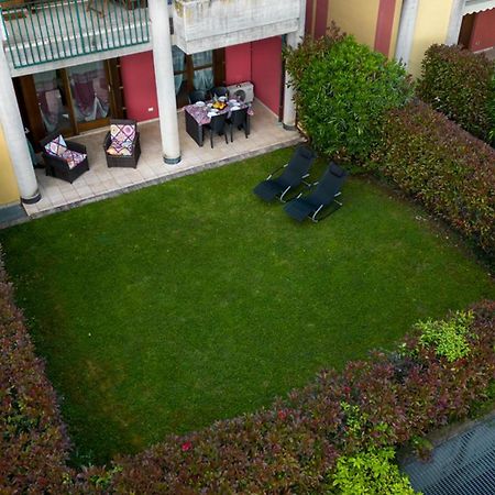 Oleandro Apartment - Featuring A Private Garden And Access To 5 Pools Дезенцано-дель-Гарда Екстер'єр фото