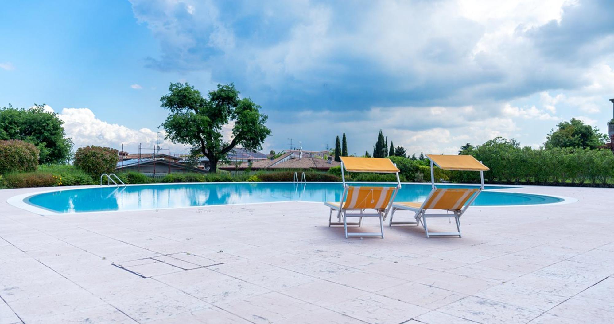 Oleandro Apartment - Featuring A Private Garden And Access To 5 Pools Дезенцано-дель-Гарда Екстер'єр фото