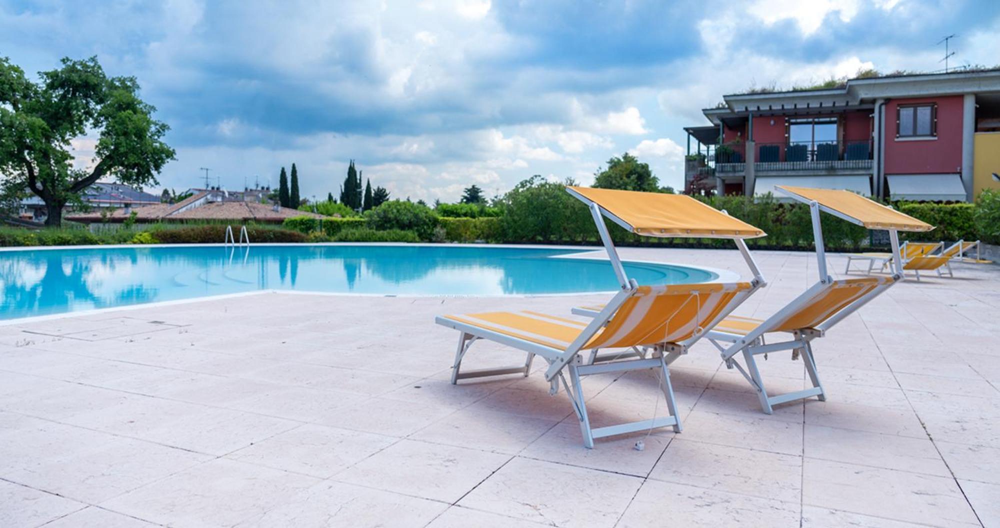 Oleandro Apartment - Featuring A Private Garden And Access To 5 Pools Дезенцано-дель-Гарда Екстер'єр фото