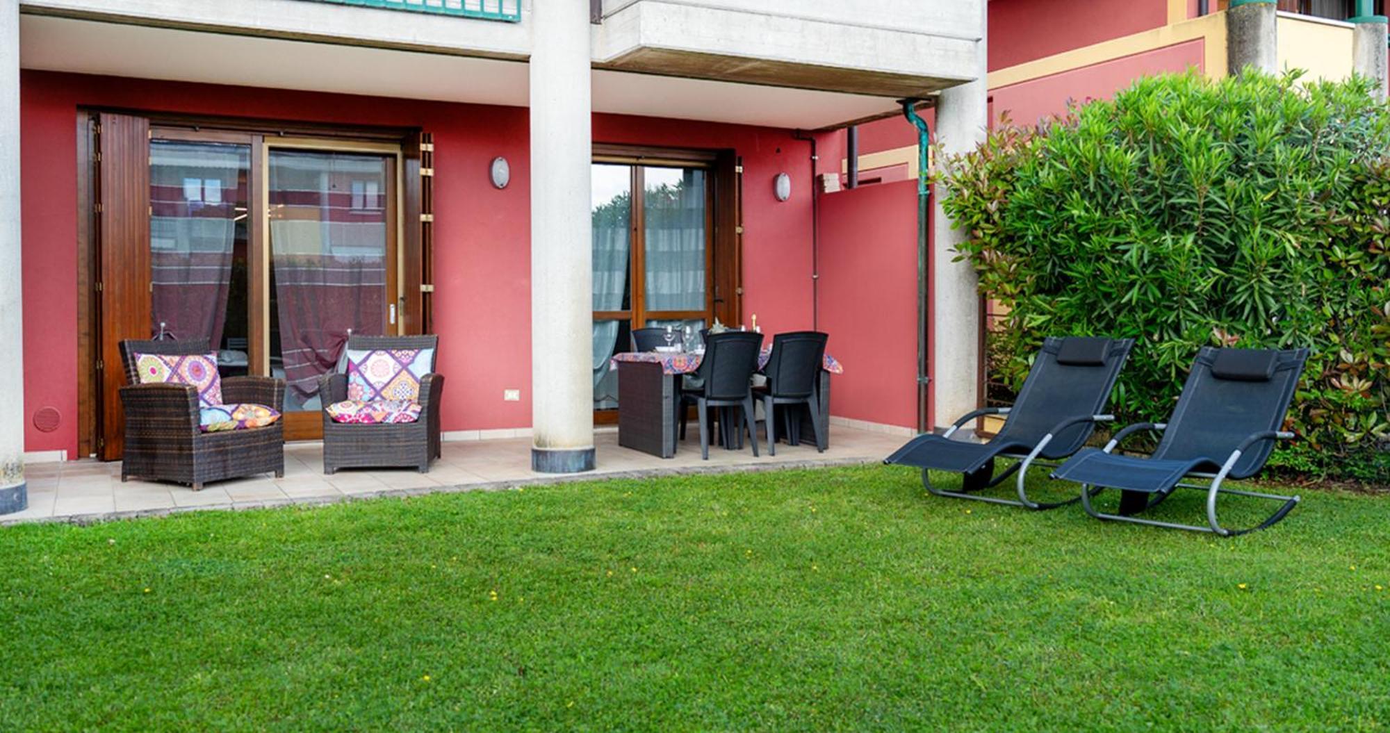 Oleandro Apartment - Featuring A Private Garden And Access To 5 Pools Дезенцано-дель-Гарда Екстер'єр фото